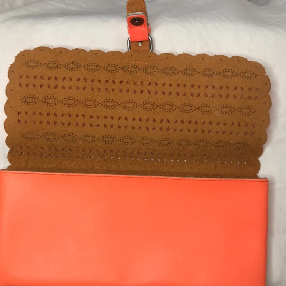 AMERICAN EAGLE OUTFITTERS bright fluorescent Orange clutch bag. - Picture 4 of 10